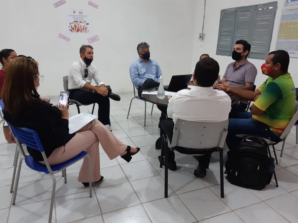 Reunião do SINDSERVM com Assessoria Jurídica, Secretária de Educação, representação de professores e o Prefeito